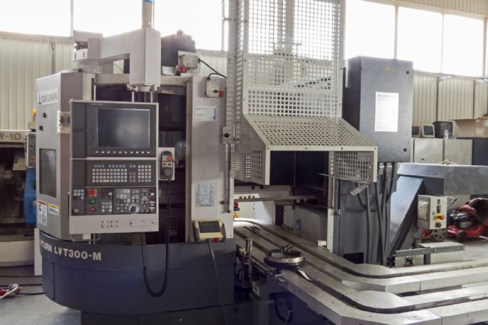 CNC Torno OKUMA LVT 300-M, vertical, herramientas accionadas, receptor-alimentador de la pieza